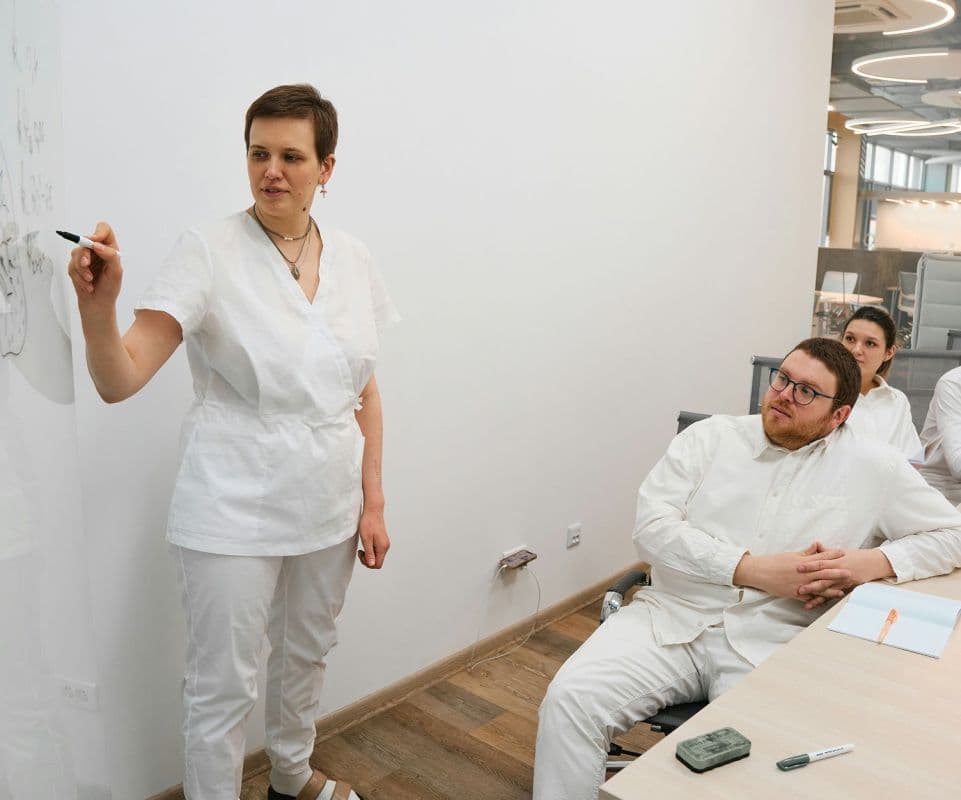 Dozentin leitet eine Schulung mit Pflegekräften